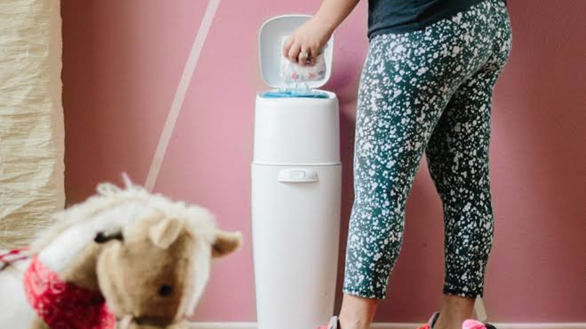 Diaper Genie Classic Secchio Pannolini | Contiene Fino A 55 Pannolini, Con Ricarica Inclusa Per 165 Pezzi, Sistema Push 'N Lock Anti-odori, Funzionamento A Una Mano